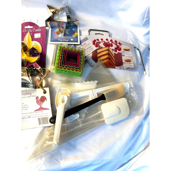 Wilton Cake Decorating Tools Accessories Lot 21+ Pieces Mixed New/Used Condition - Picture 7 of 9